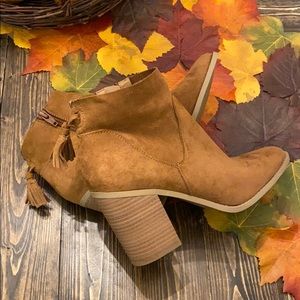 NWT Universal Thread heeled booties